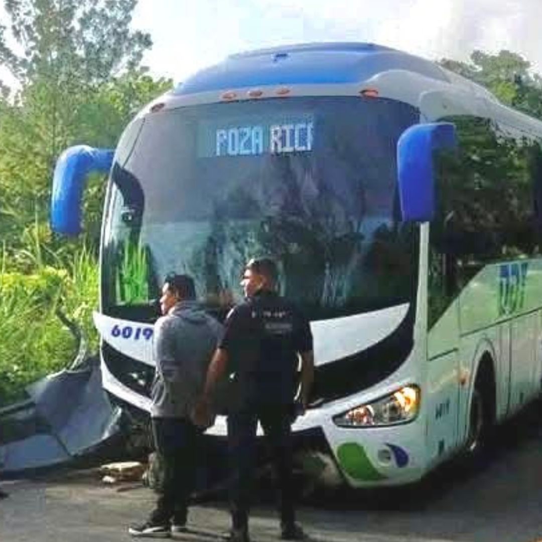 Muere niño tras choque de autobús de pasajeros en Puebla.