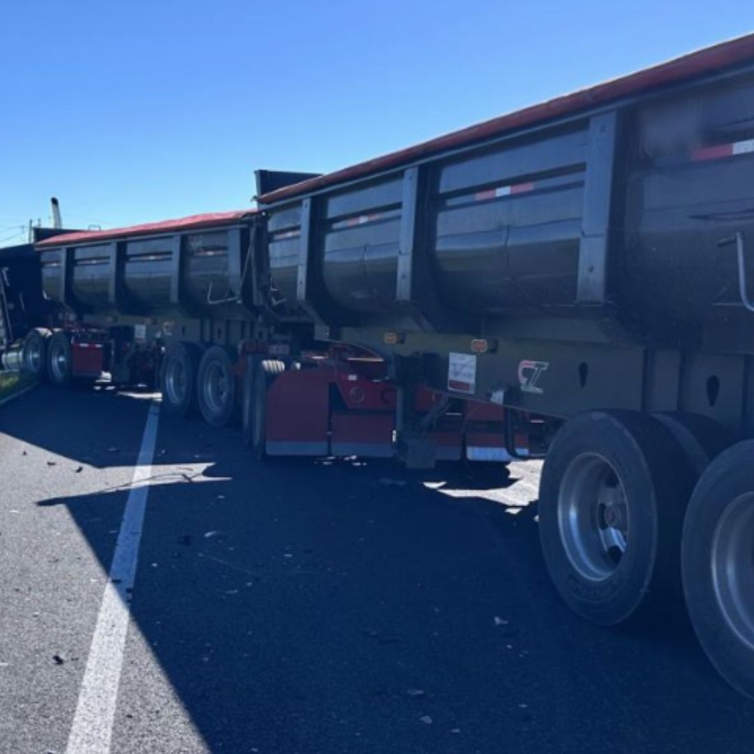 Cerrada la Autopista Amozoc - Perote por accidente de tráiler y auto.