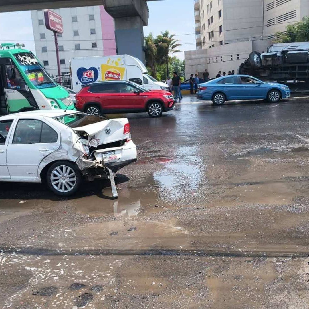 El camión chocó contra un auto y cayó sobre otros dos.