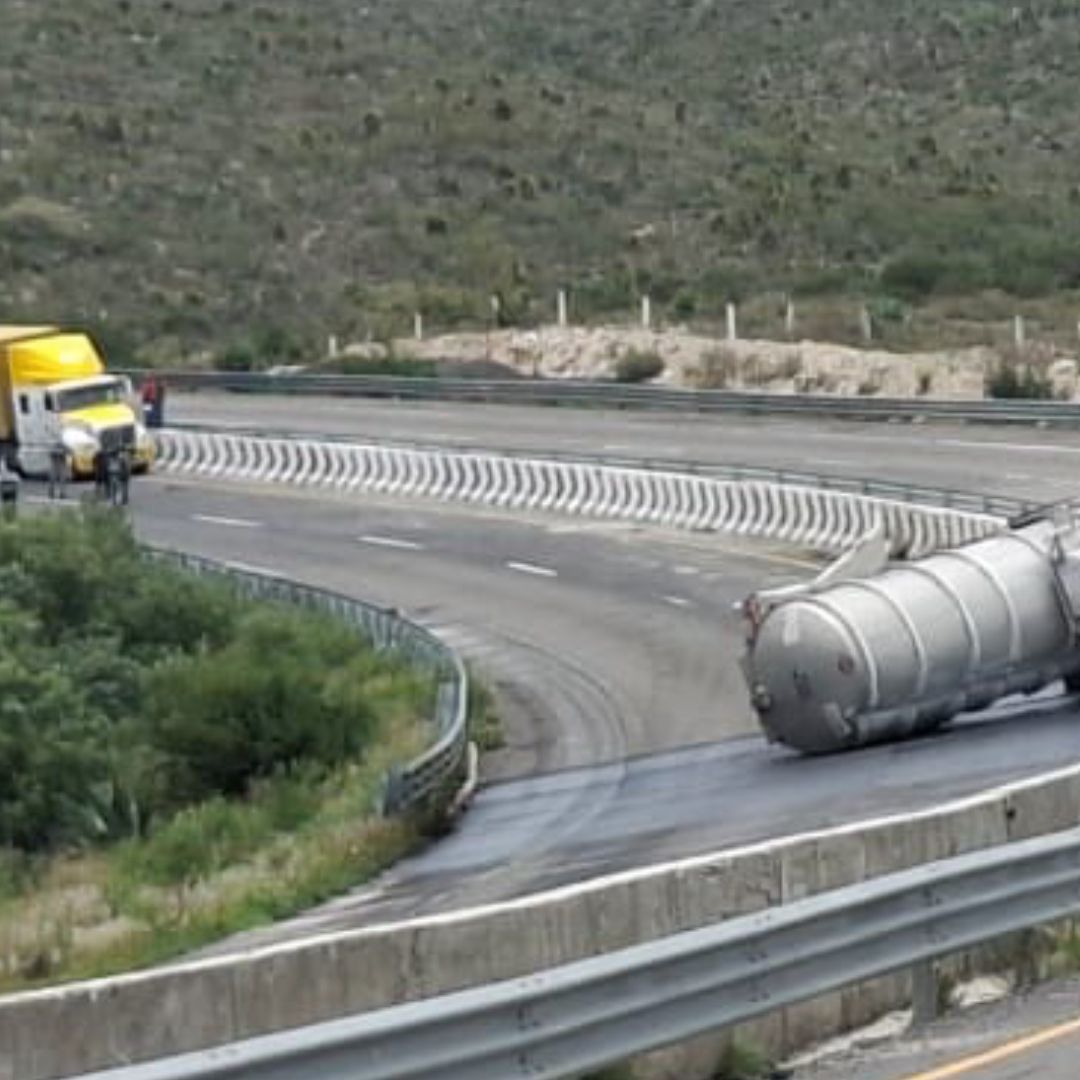 No hay paso en la Autopista Puebla-Orizaba por volcadura