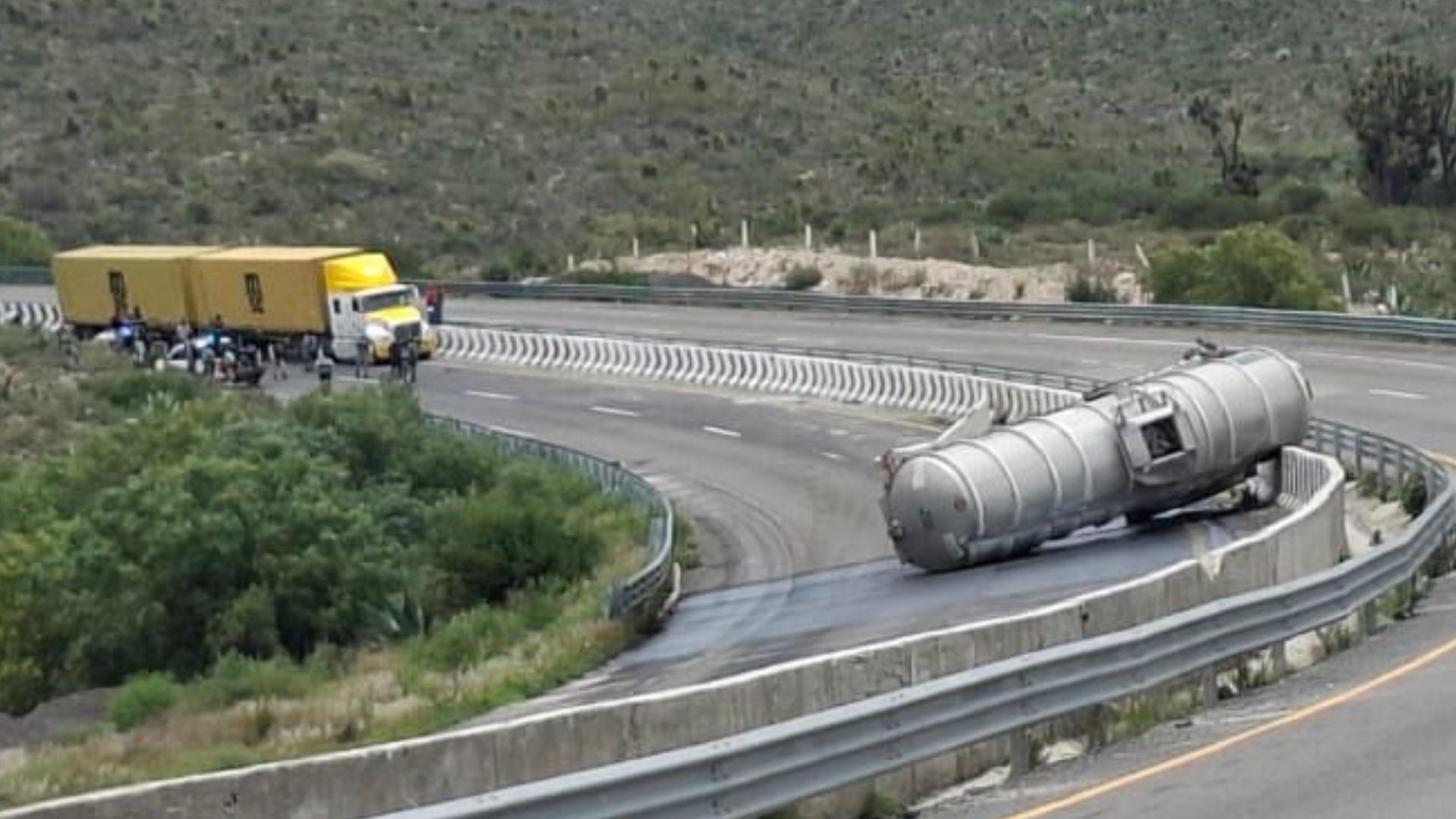 No hay paso en la Autopista Puebla-Orizaba por volcadura