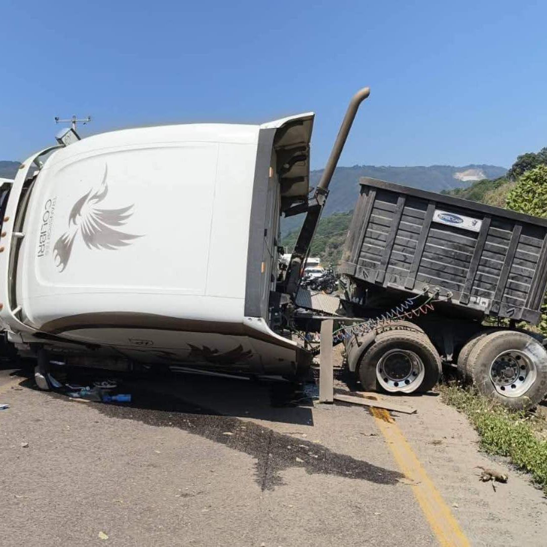 Volcadura de tráiler sobre la Autopista Puebla-Orizaba