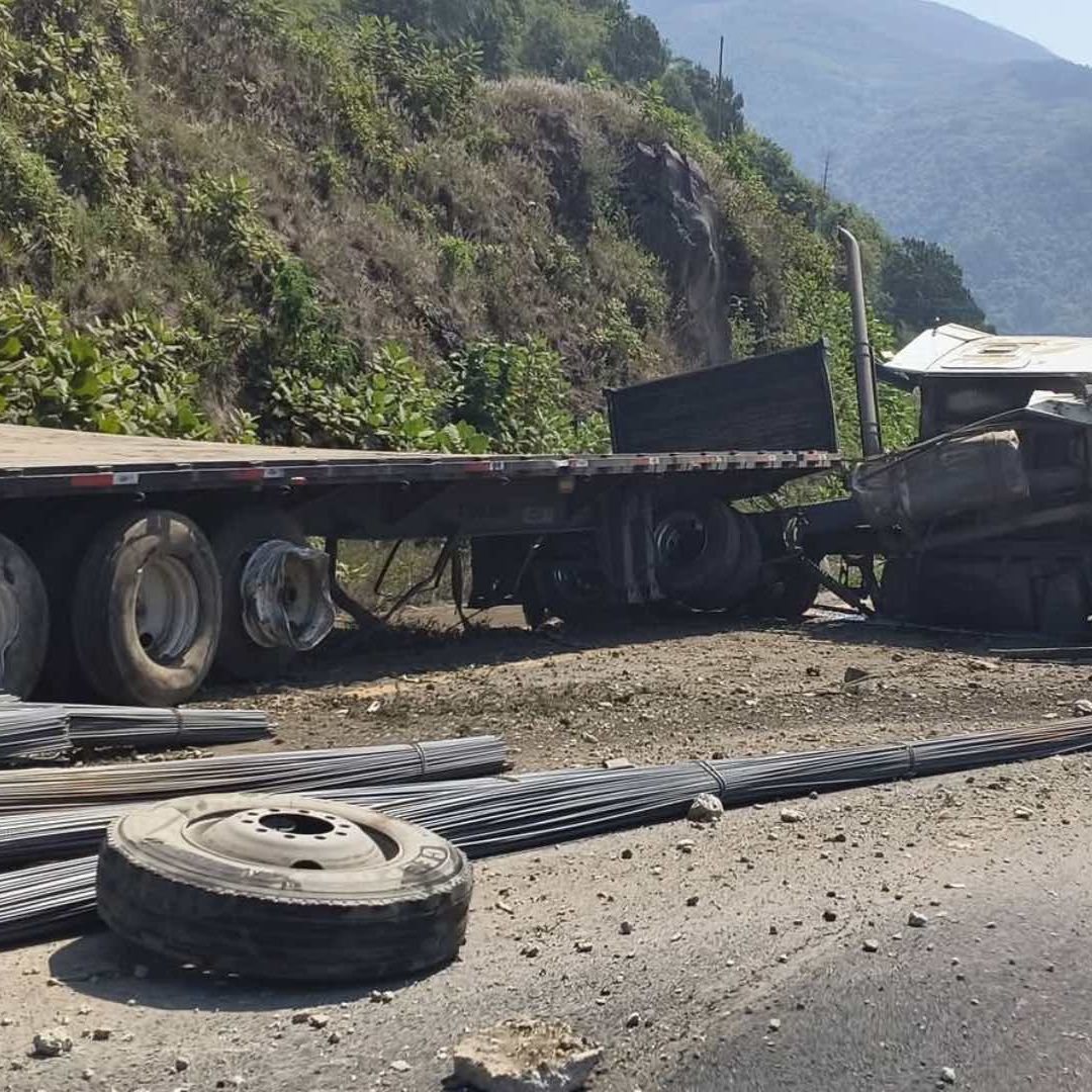 Cierre en la Autopista Puebla-Orizaba por volcadura.