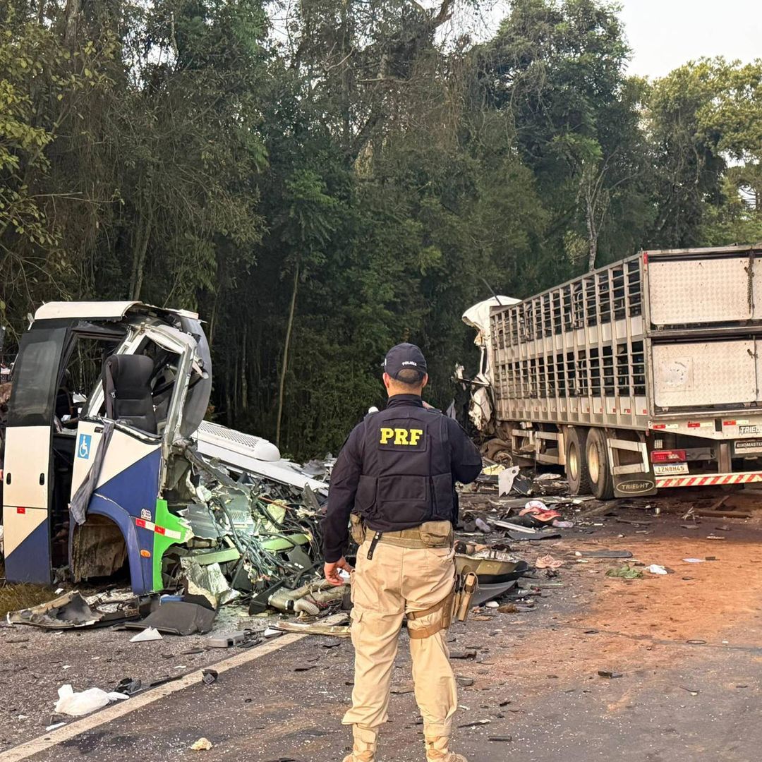 Choque frontal entre un camión y un autobús en Paraná, Brasil, dejó al menos 23 muertos y cinco heridos.
