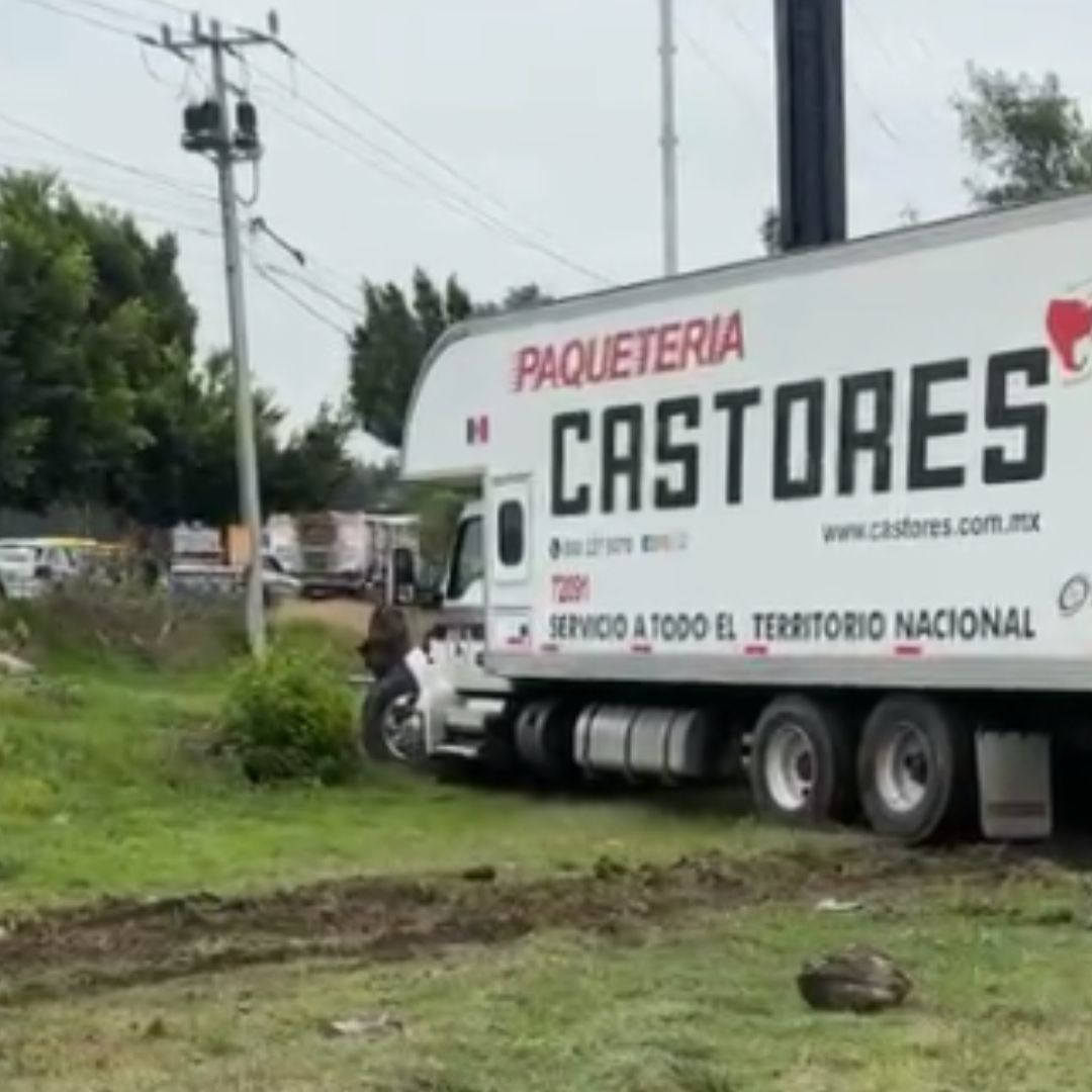 Camión de Castores accidente en la lateral de la Autopista México-Puebla