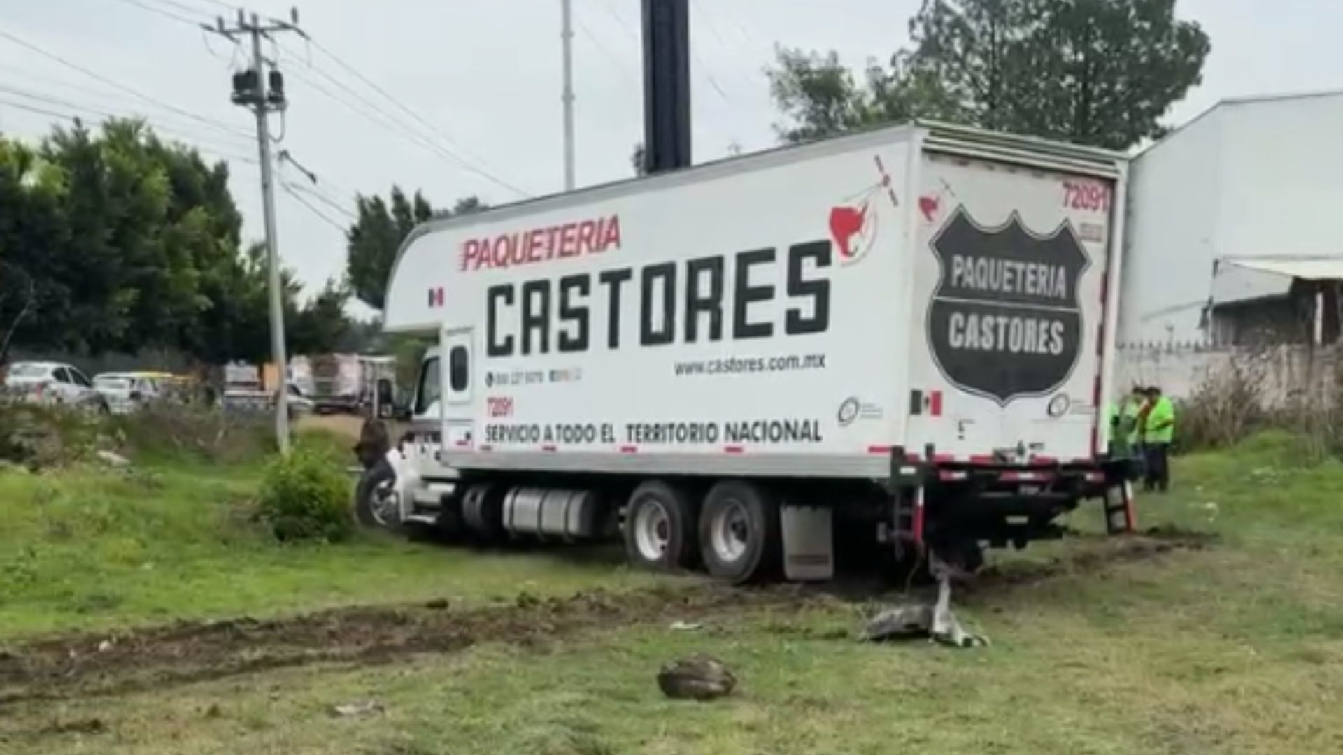 Camión de Castores accidente en la lateral de la Autopista México-Puebla
