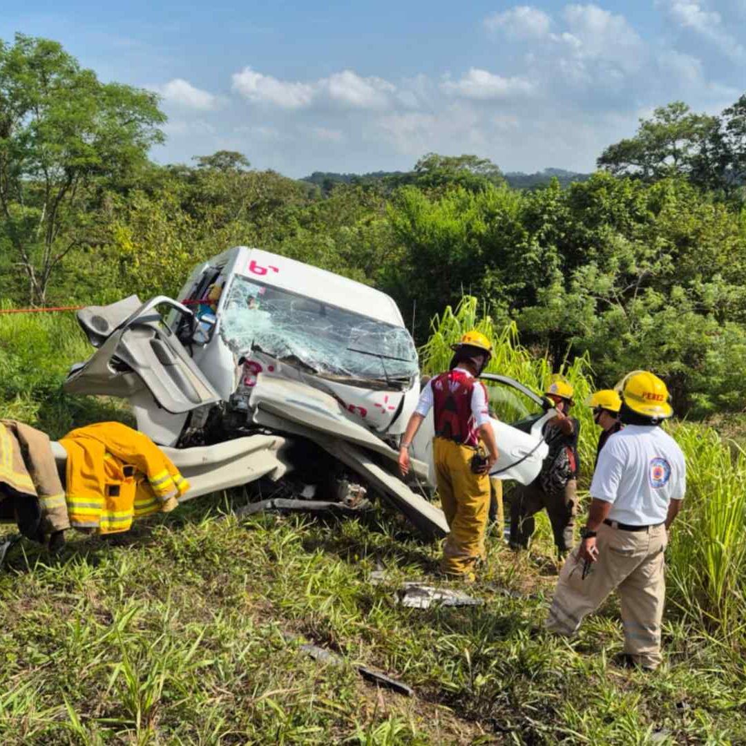 Equipos de emergencias rescatan a tres heridos luego de un aparatoso accidente Tamiahua, Veracruz