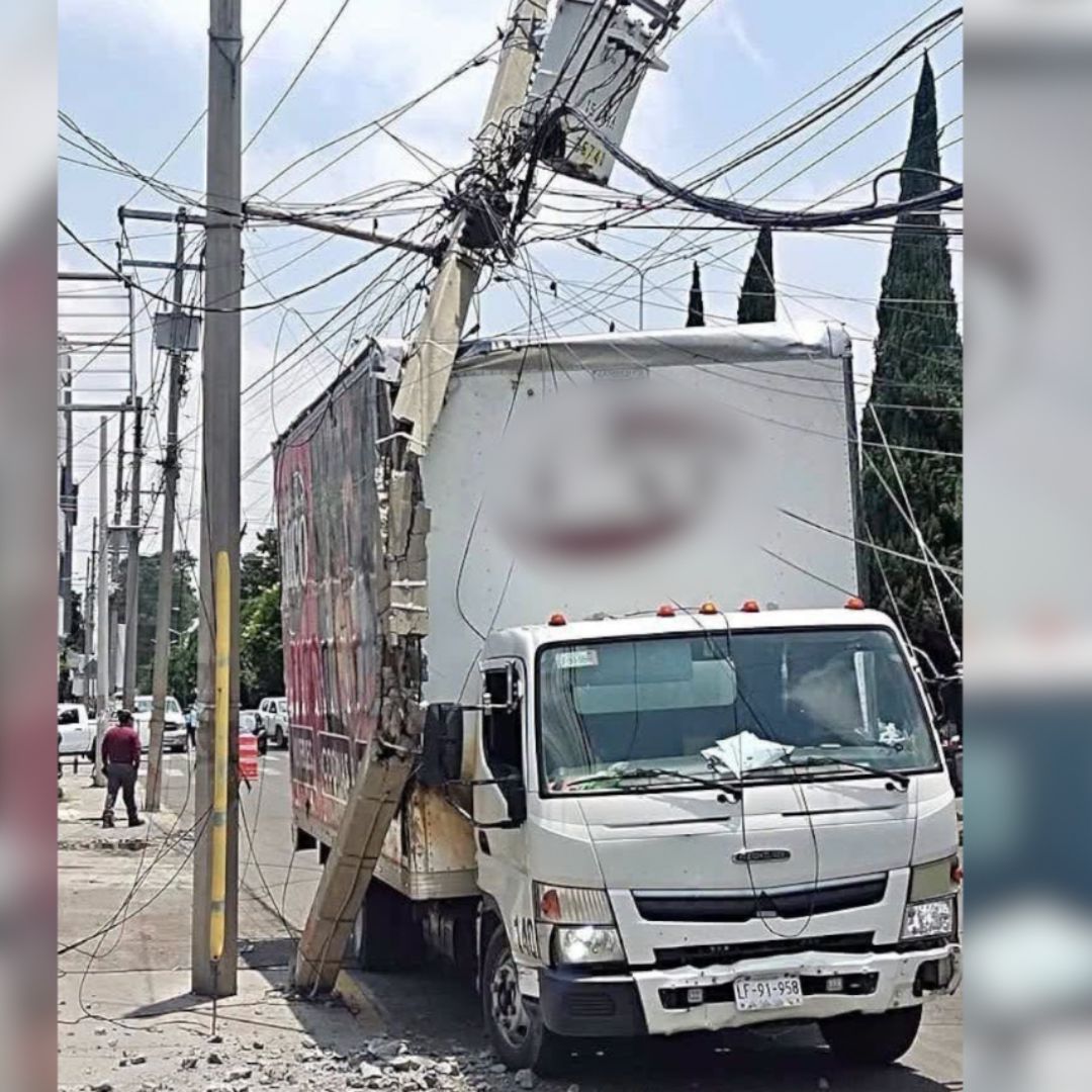 Camioneta de muebles choca contra poste de luz en Puebla.