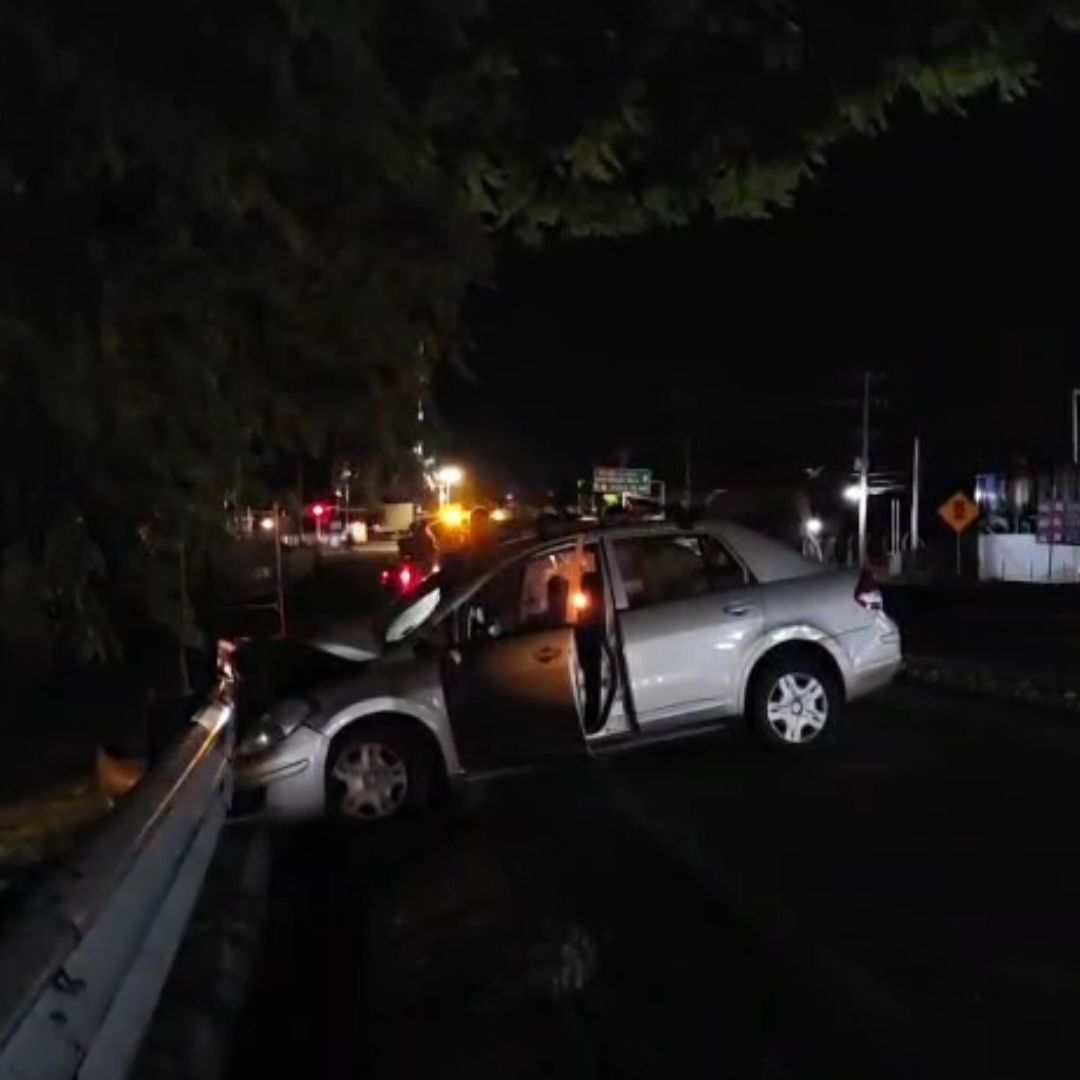 El coche fue de control se impactó contra la valla metálica.