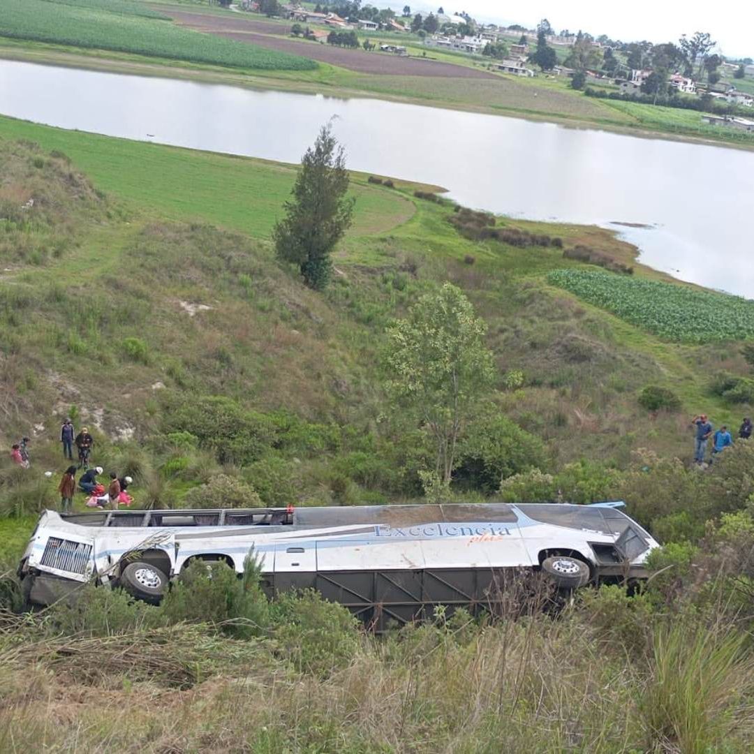 Autobús cae a barranco en autopista Toluca–Zitácuaro