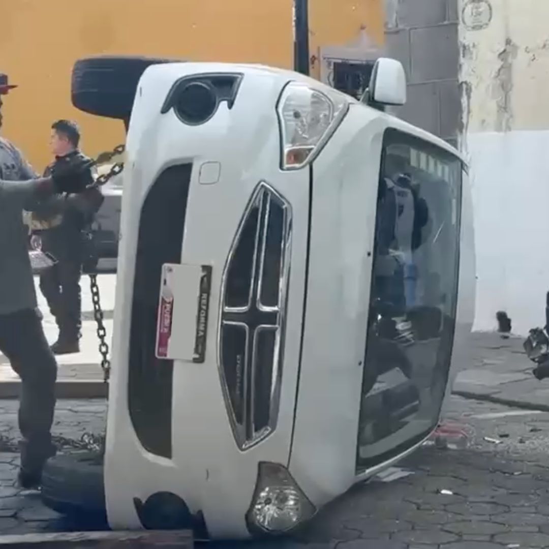 Volcadura en el Centro Histórico de Puebla moviliza a cuerpos de emergencias.