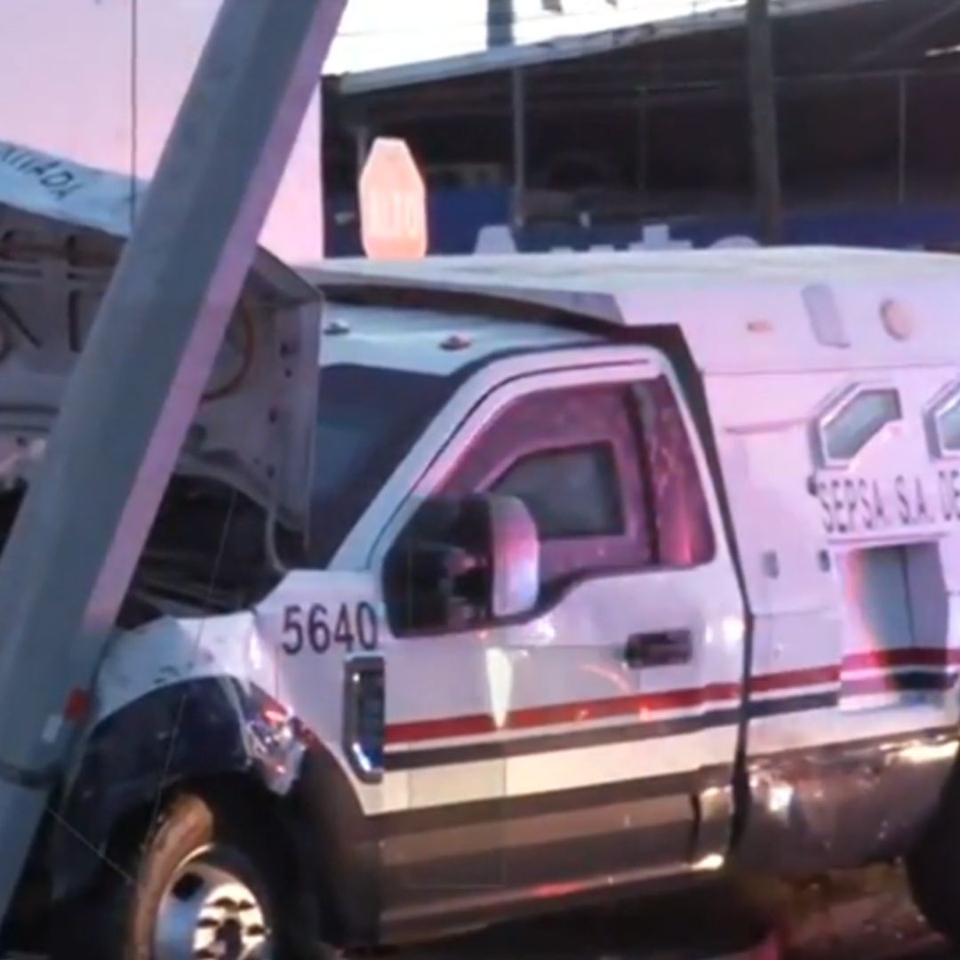 Reportan varios lesionados tras choque de camión de valores en el Centro de Monterrey