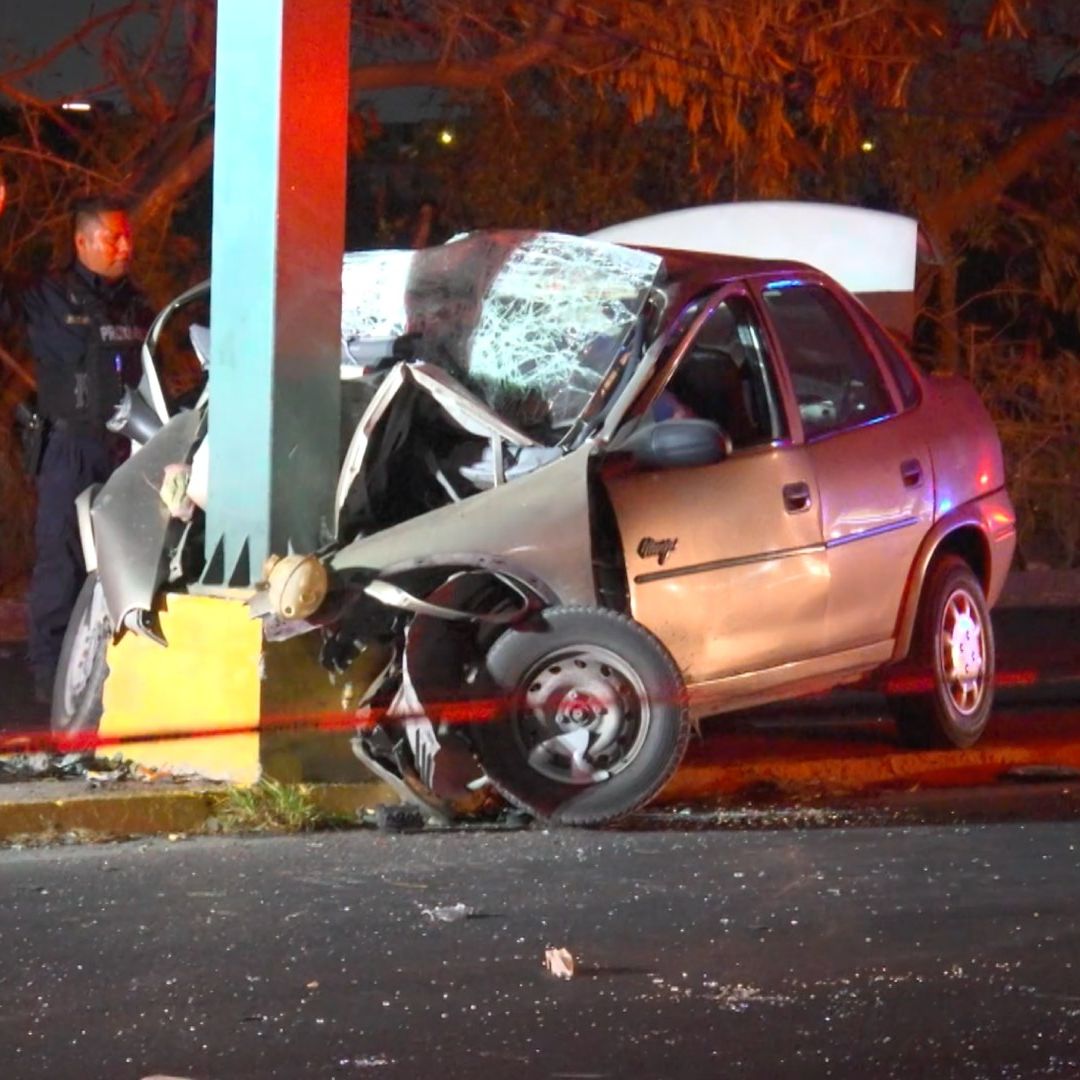 Muere automovilista tras chocar contra señalamiento en Escobedo