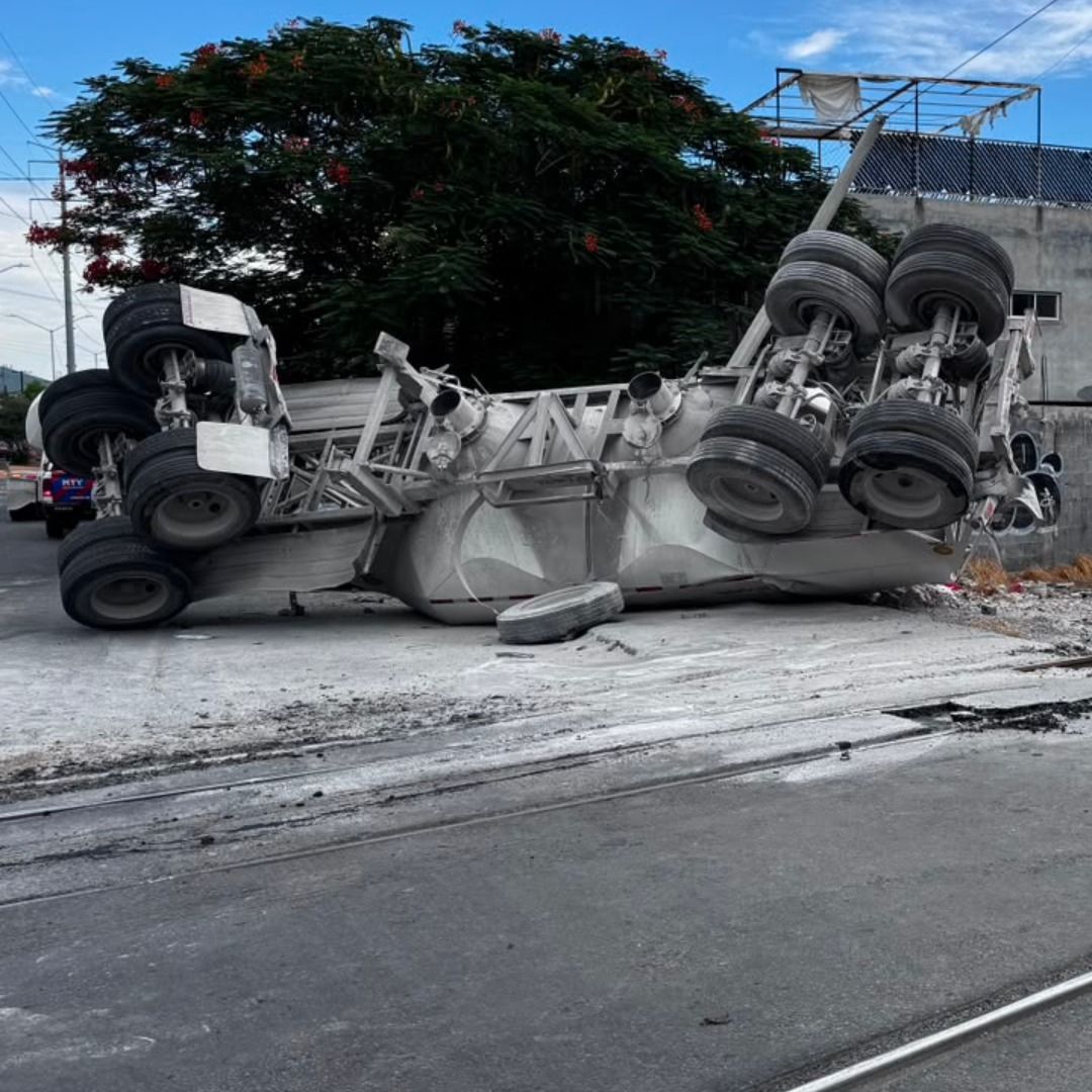 Trailero intenta ganarle el paso al tren y termina volcado en Monterrey