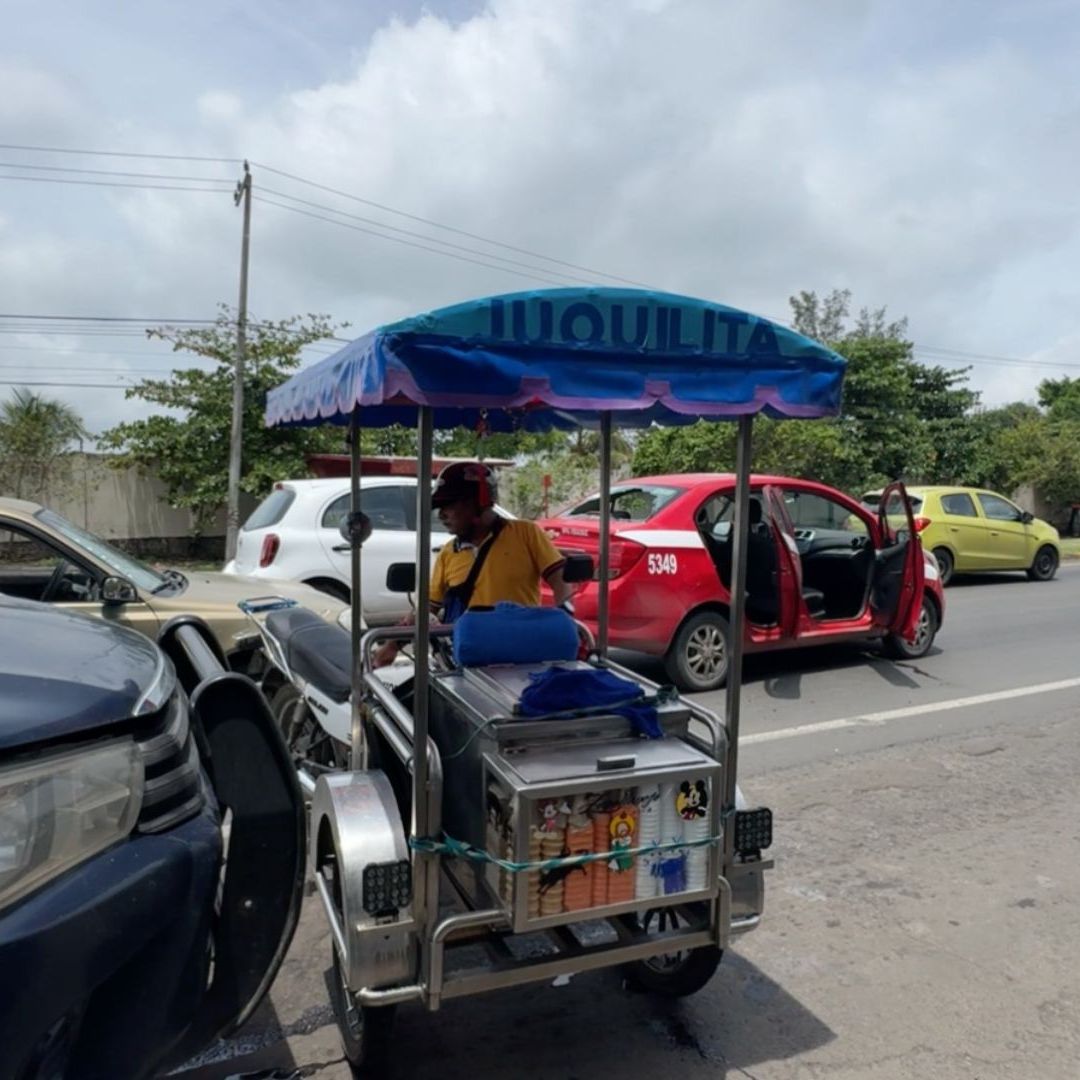 Conductor embiste a nevero y choca otra unidad en la carretera Veracruz Xalapa