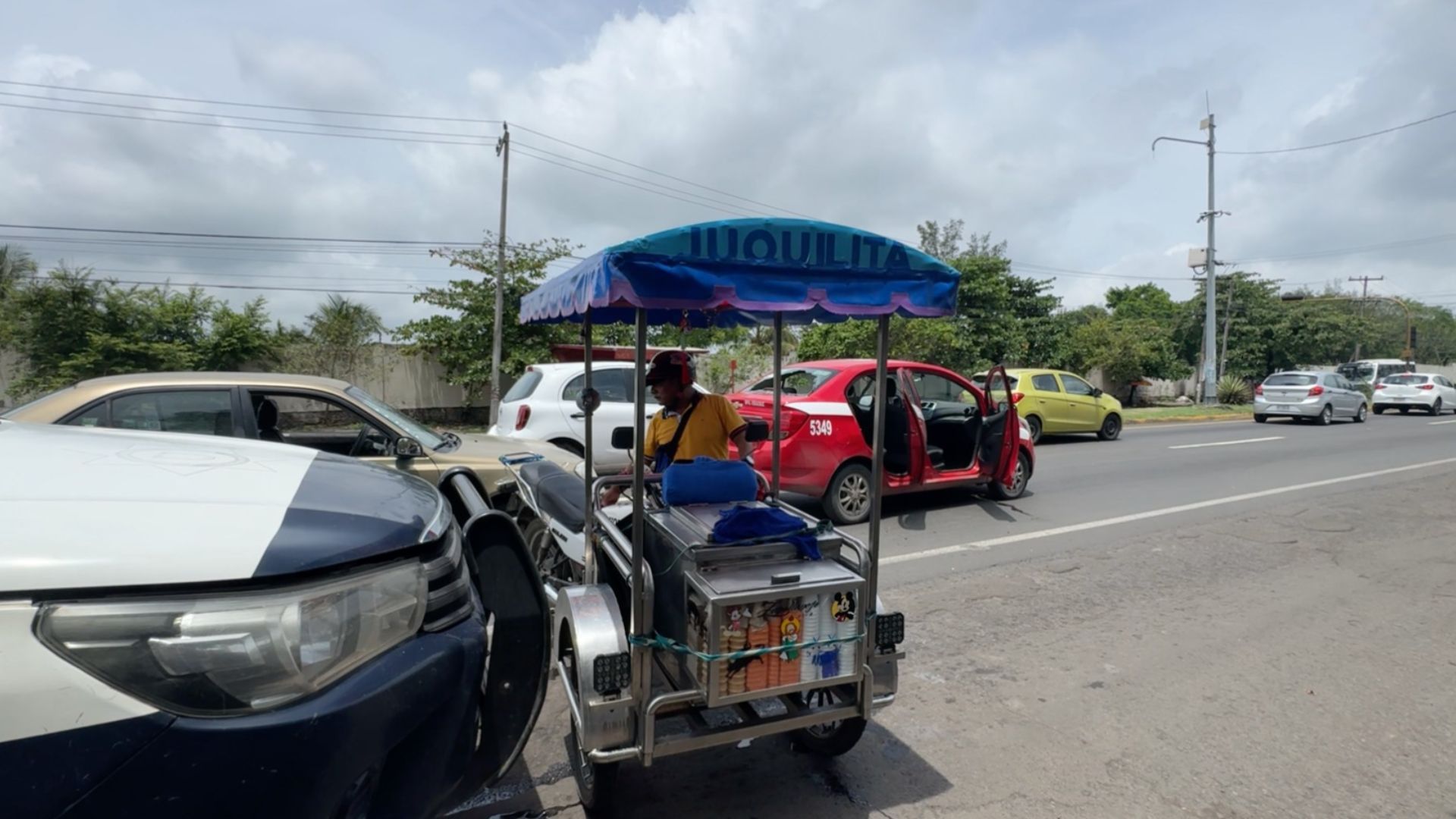Conductor embiste a nevero y choca otra unidad en la carretera Veracruz Xalapa