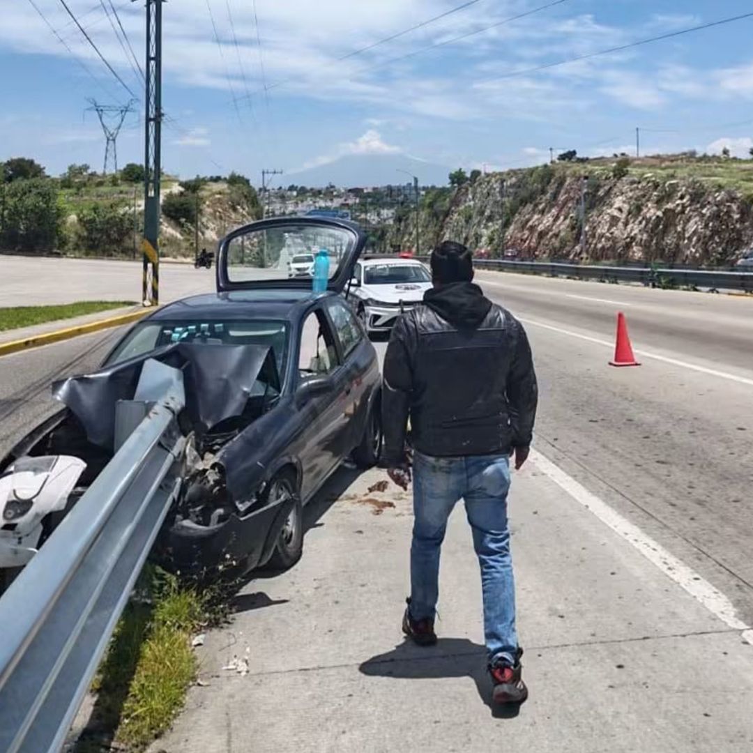 El coche se detrozó del frente en el Periférico Ecológico.