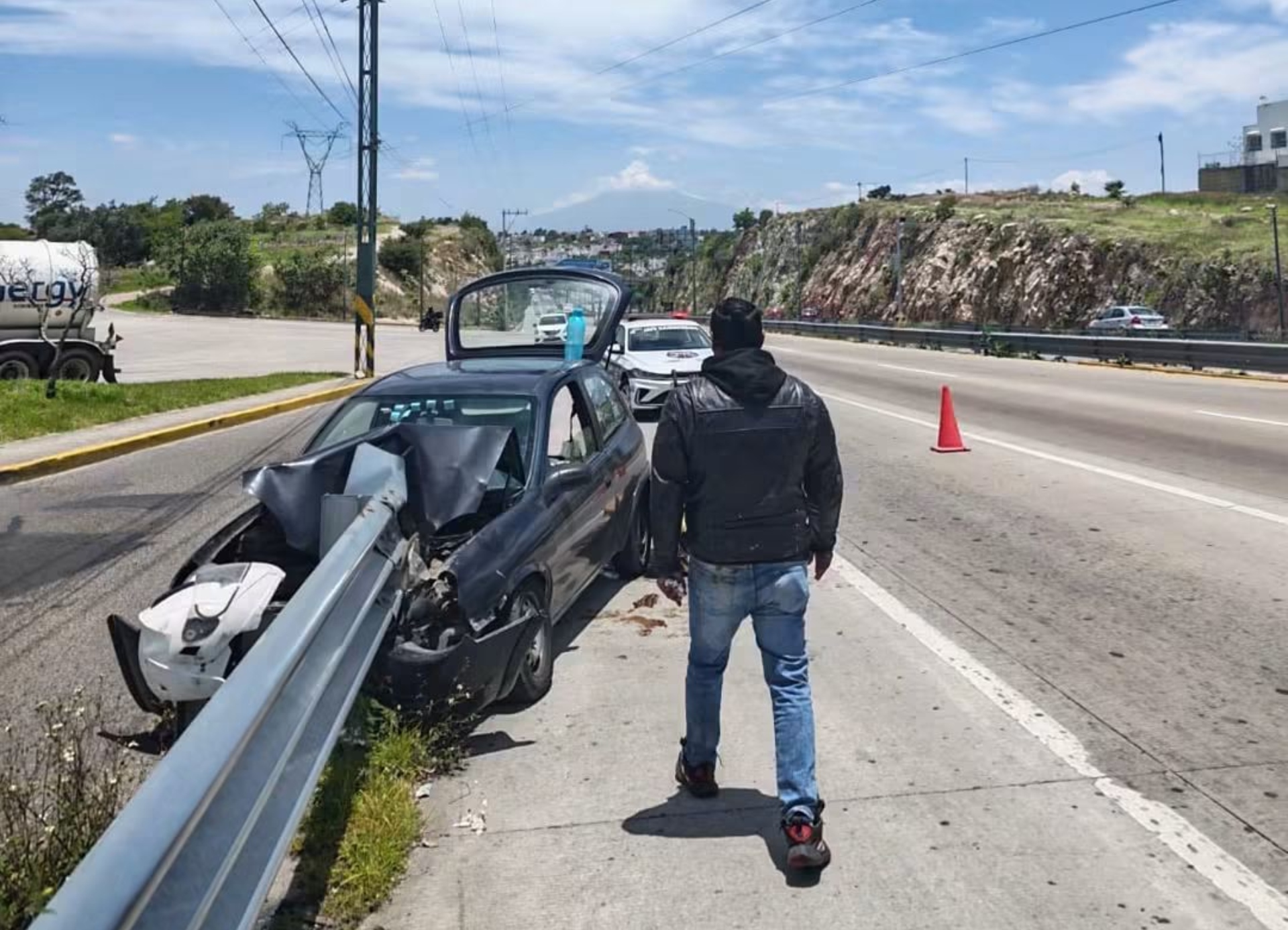 Choca Automóvil contra Barrera Metálica de Contención en Periférico de ...