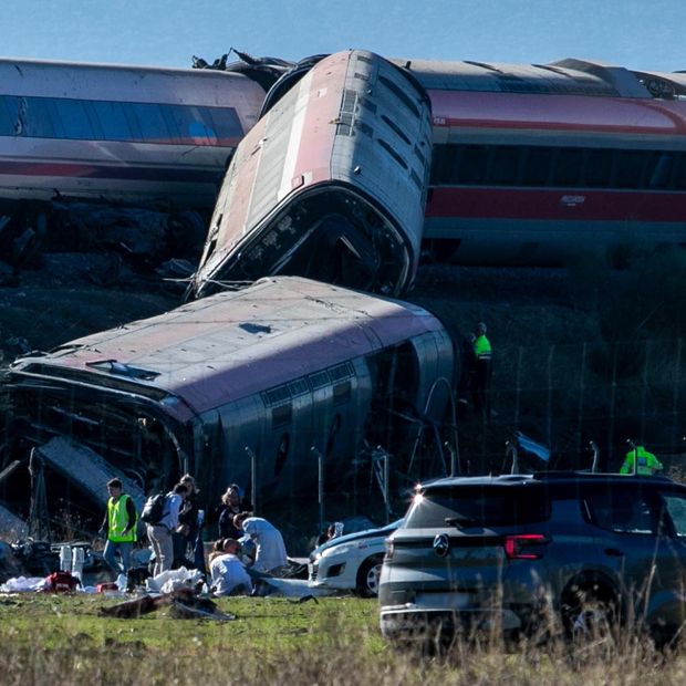 Equipos de emergencia laboran en el choque de dos trenes en Toledo, España