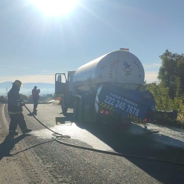 Accidente de pipa y tráiler en la Puebla-Orizaba provoca cierre total.
