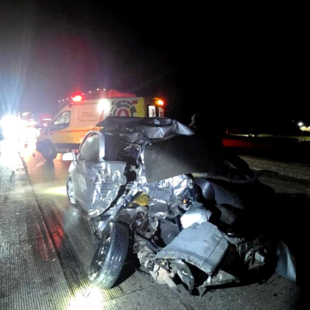 Auto destrozado por choque en Galeana