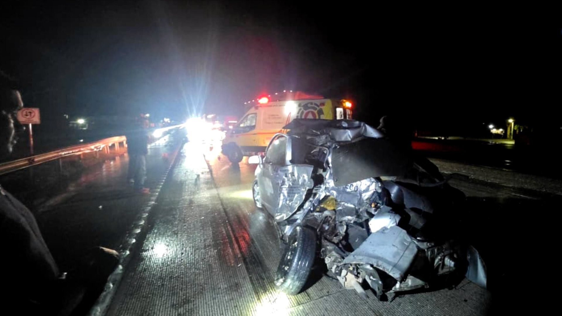 Auto destrozado por choque en Galeana