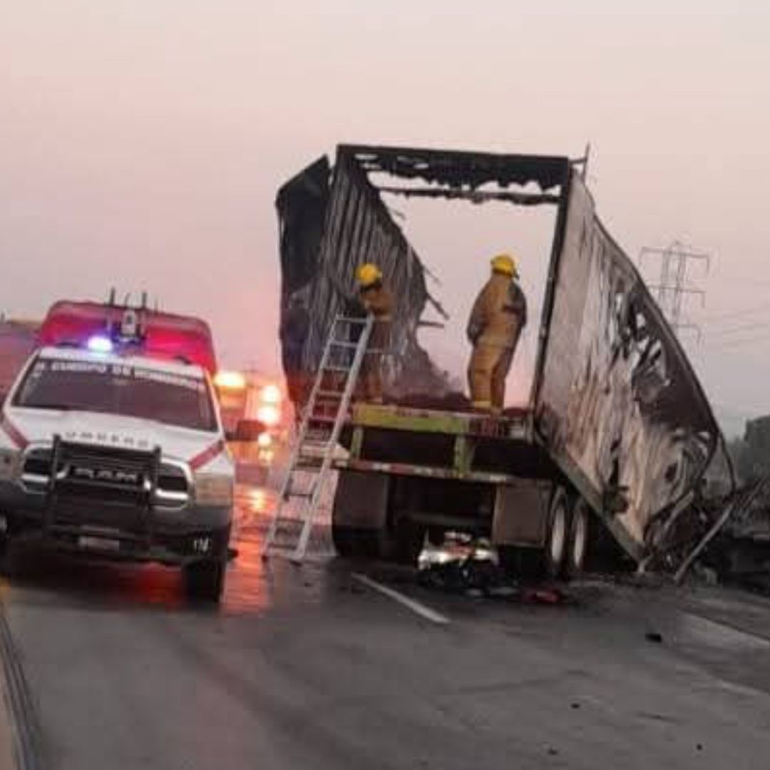 Incendio de tráiler en la Autopista Puebla-Orizaba deja un muerto