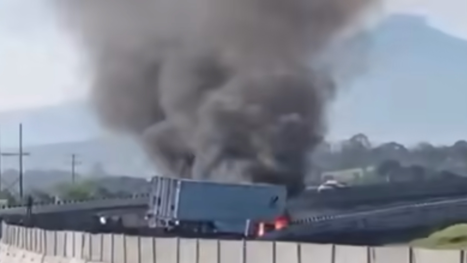 Accidente en la Autopista México-Veracruz Deja Tráiler en Llamas y Tráfico Paralizado