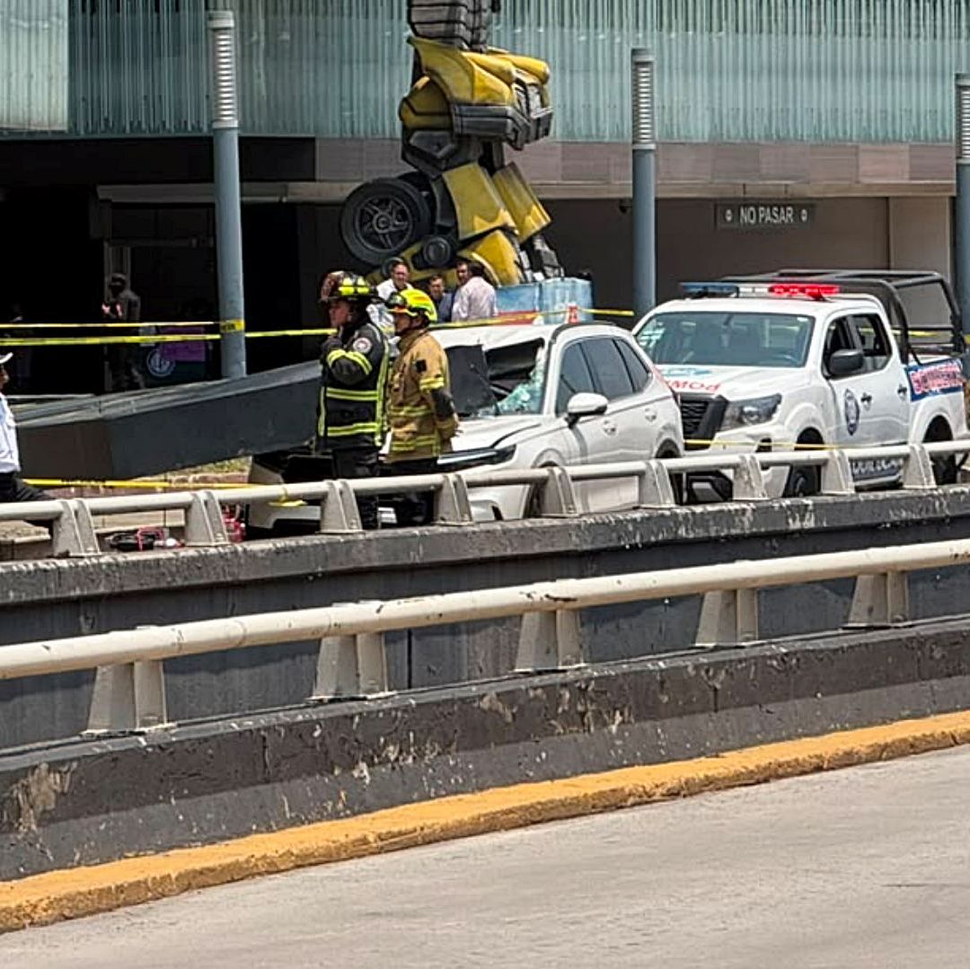 Estructura cae sobre vehículo que circulaba en Interlomas, Edomex. Foto: N+