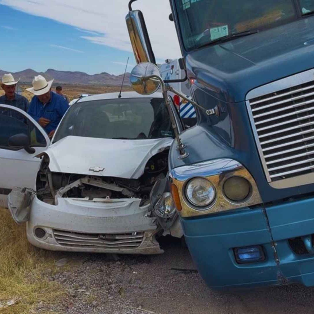 Camión pierde el control y choca contra auto en “Las curvas del Perico”