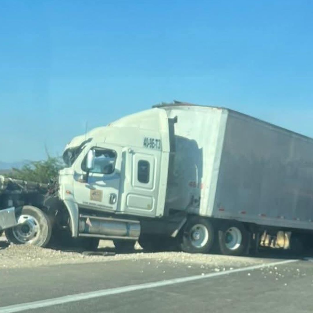 Tráiler choca contra camión torton en carretera de Puebla.