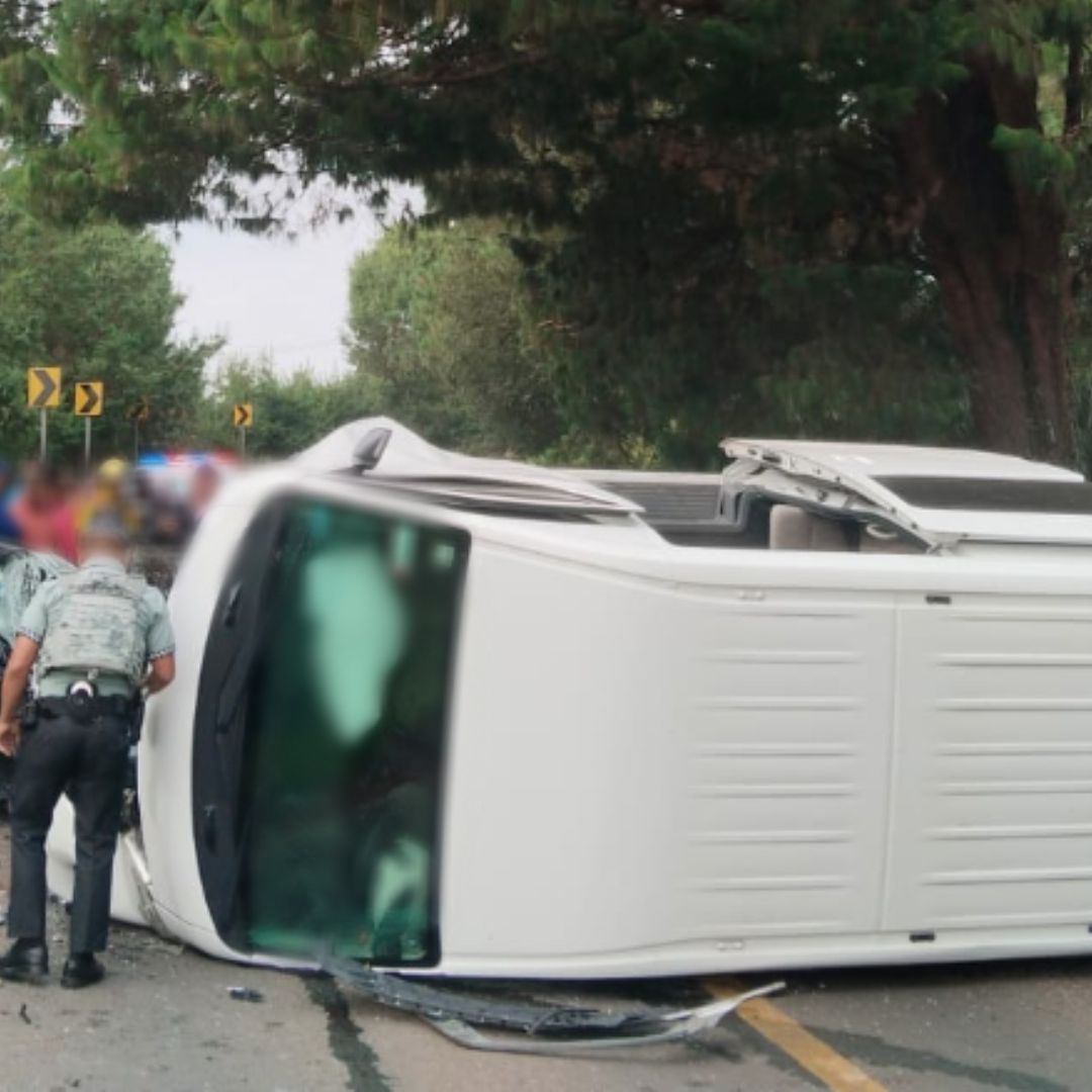 Volcadura tras choque en la carretera Apizaco-Tejocotal.