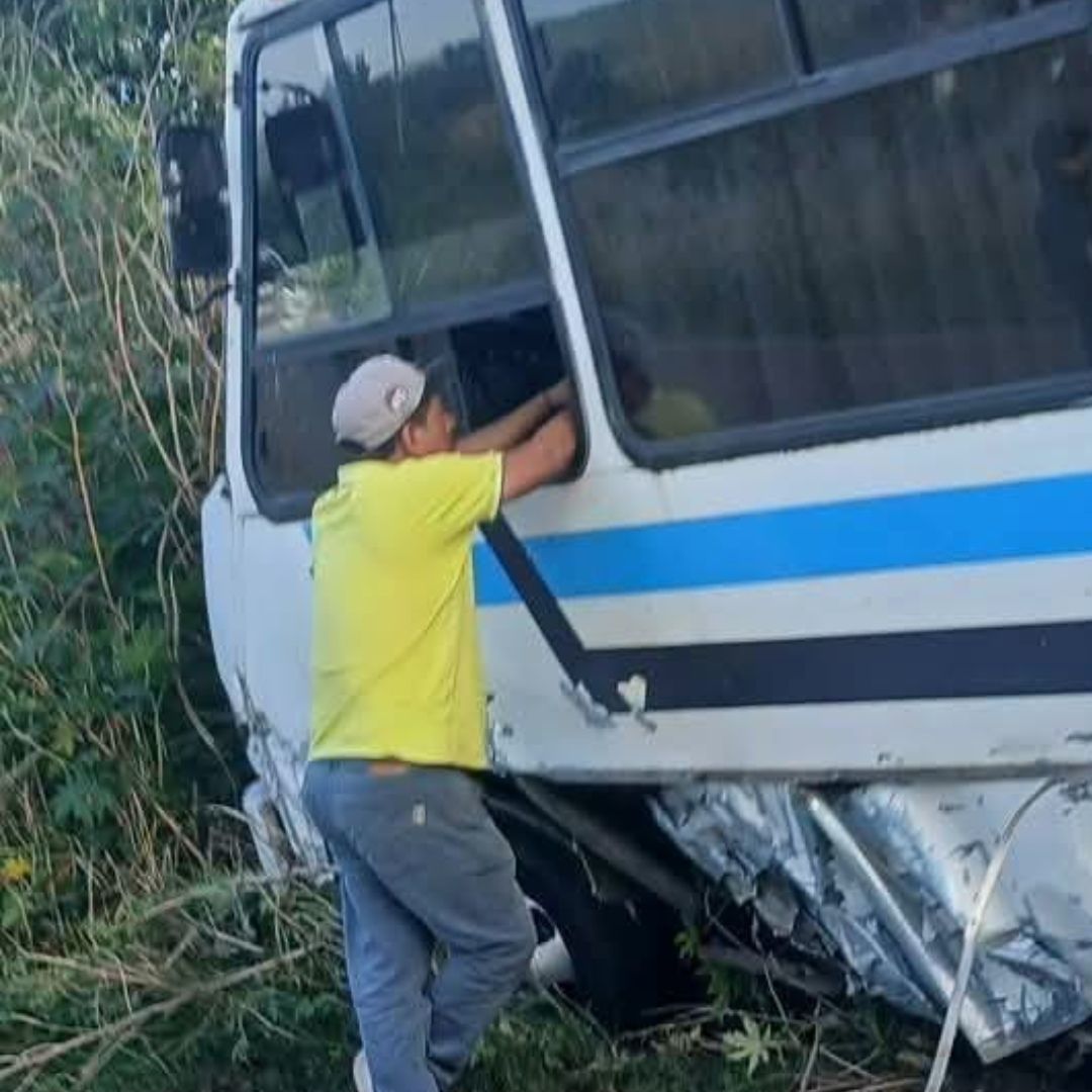Accidente microbús y auto en la carretera Atlixco–Tochimilco