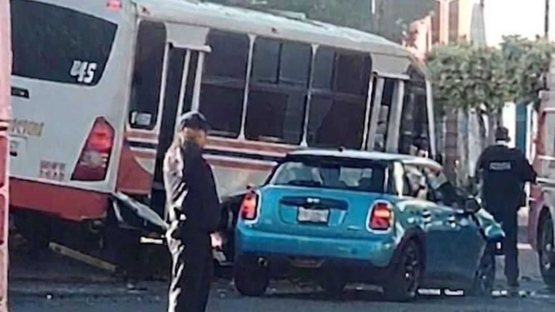 Accidente transporte público y mini cooper en Puebla.
