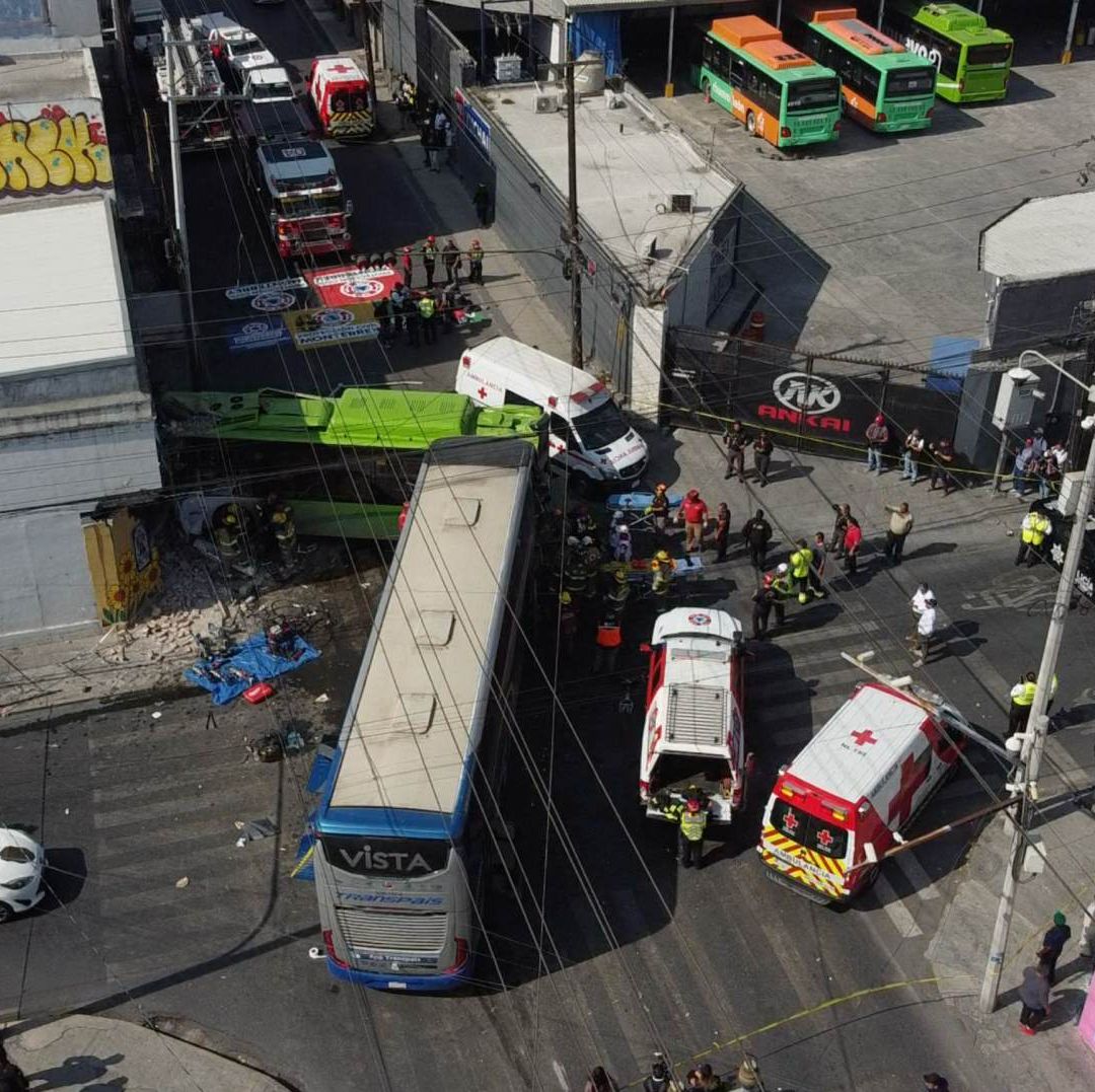 Choque de autobuses en Centro de Monterrey