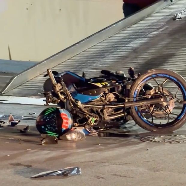 Motocicleta remolcada por grúa tras accidente