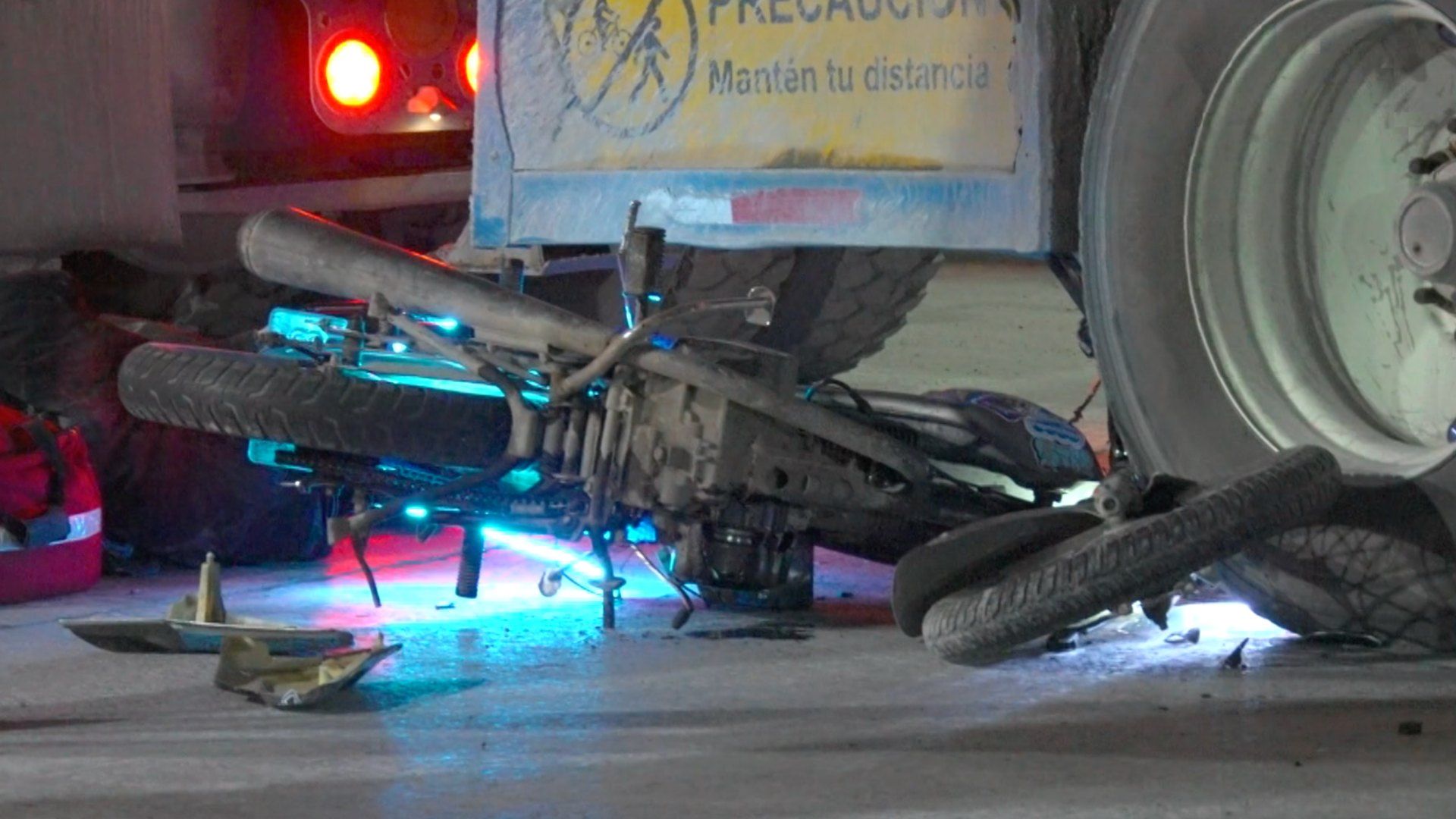 Motocicleta debajo de tráiler