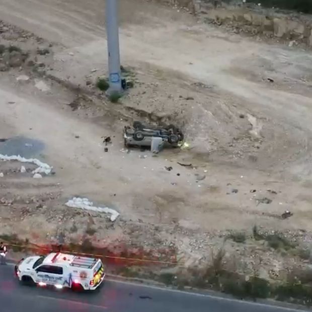 Una mujer sin vida y dos lesionados deja volcadura en Valle Oriente