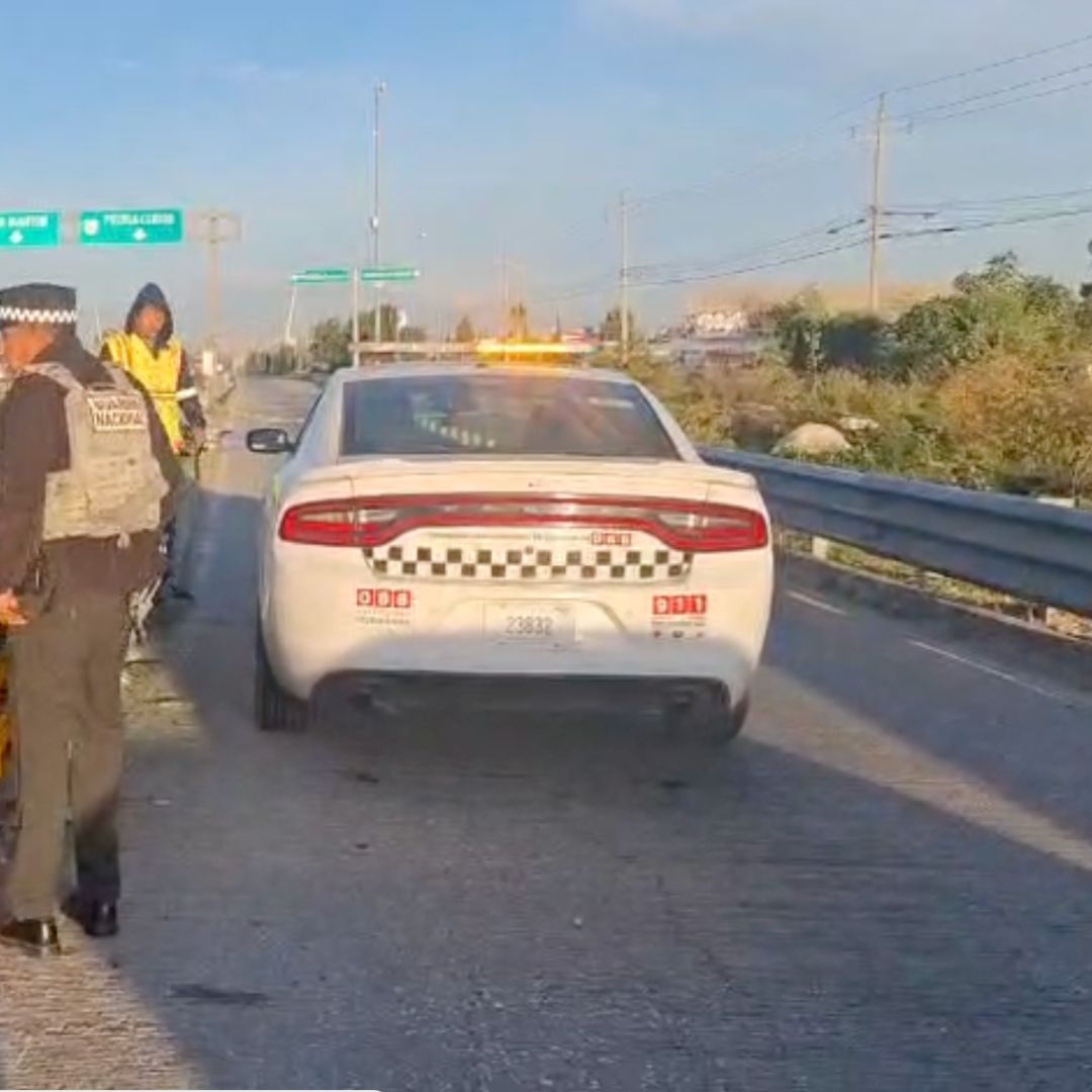 Motociclista muere tras accidente en la autopista México-Puebla.