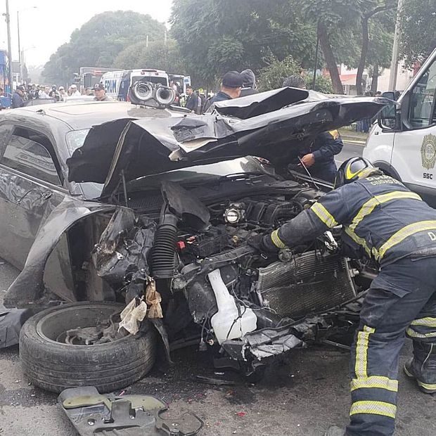 Auto accidentado contra local comercial en Coyoacán. Foto: X @JefeVulcanoCova