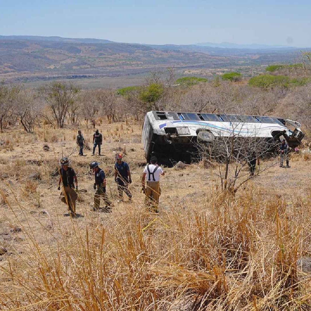 Camión volcado en Nayarit