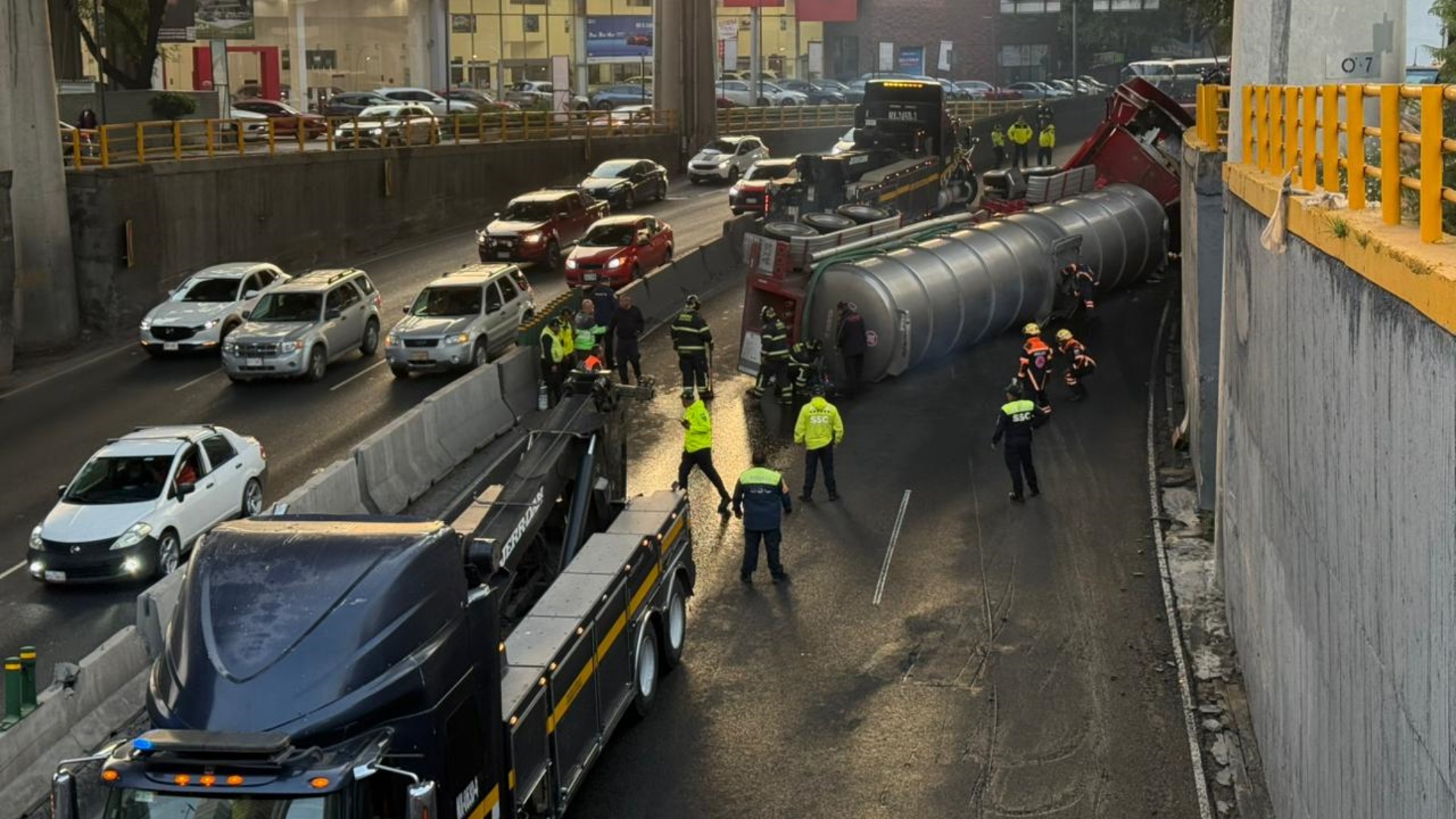 Pipa vuelca en carriles centrales de Periférico CDMX