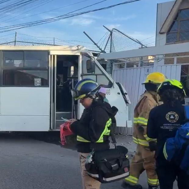 Choque transporte público en colonia Granjas de Puebla deja tres lesionados.