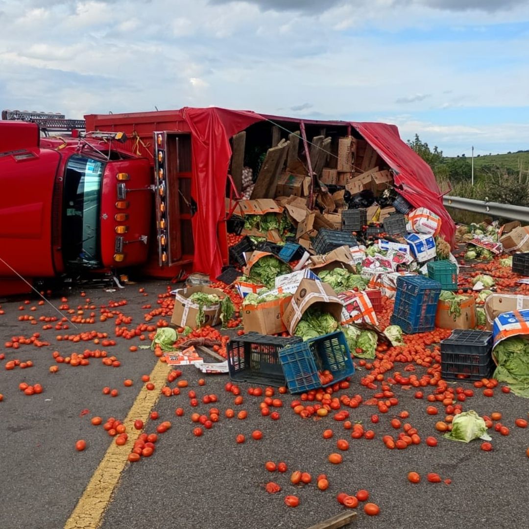 Muere Conductor Aplastado por un Camión de Carga en la Autopista Siglo XXI de Puebla.