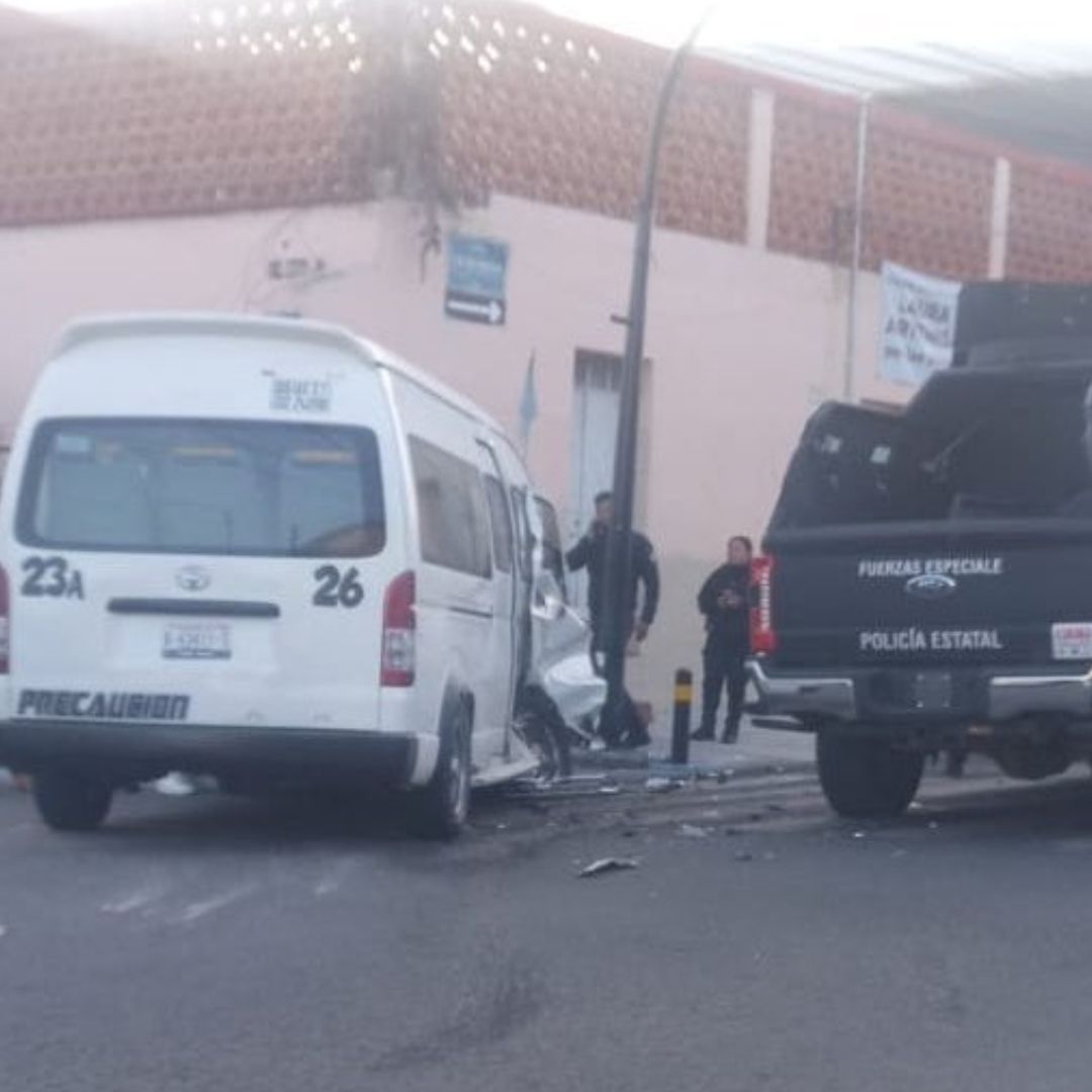 La unidad oficial impactó de costado a la de transporte público.