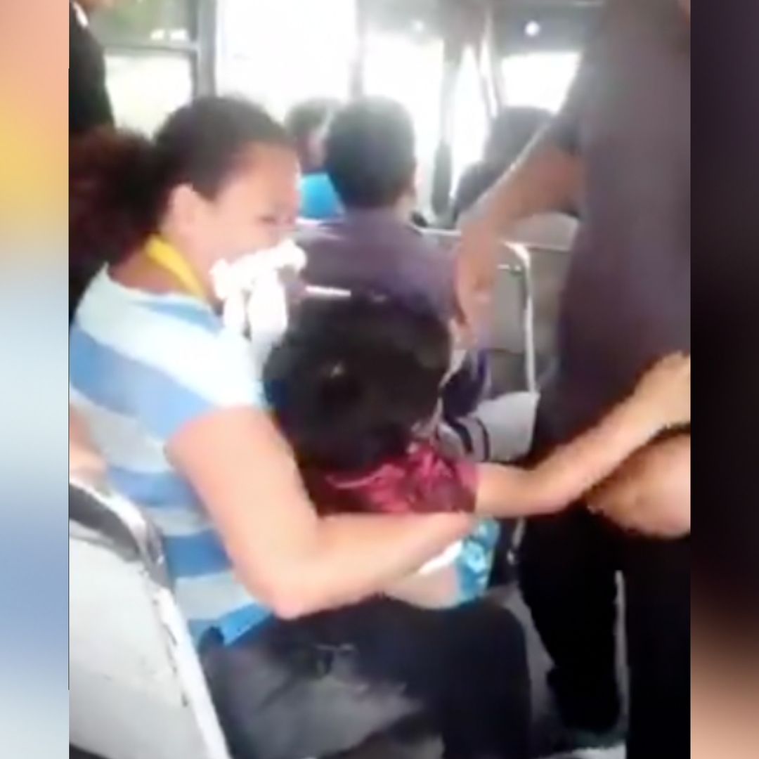Chofer se vuela un tope en Puebla y deja lesionada a una mujer.