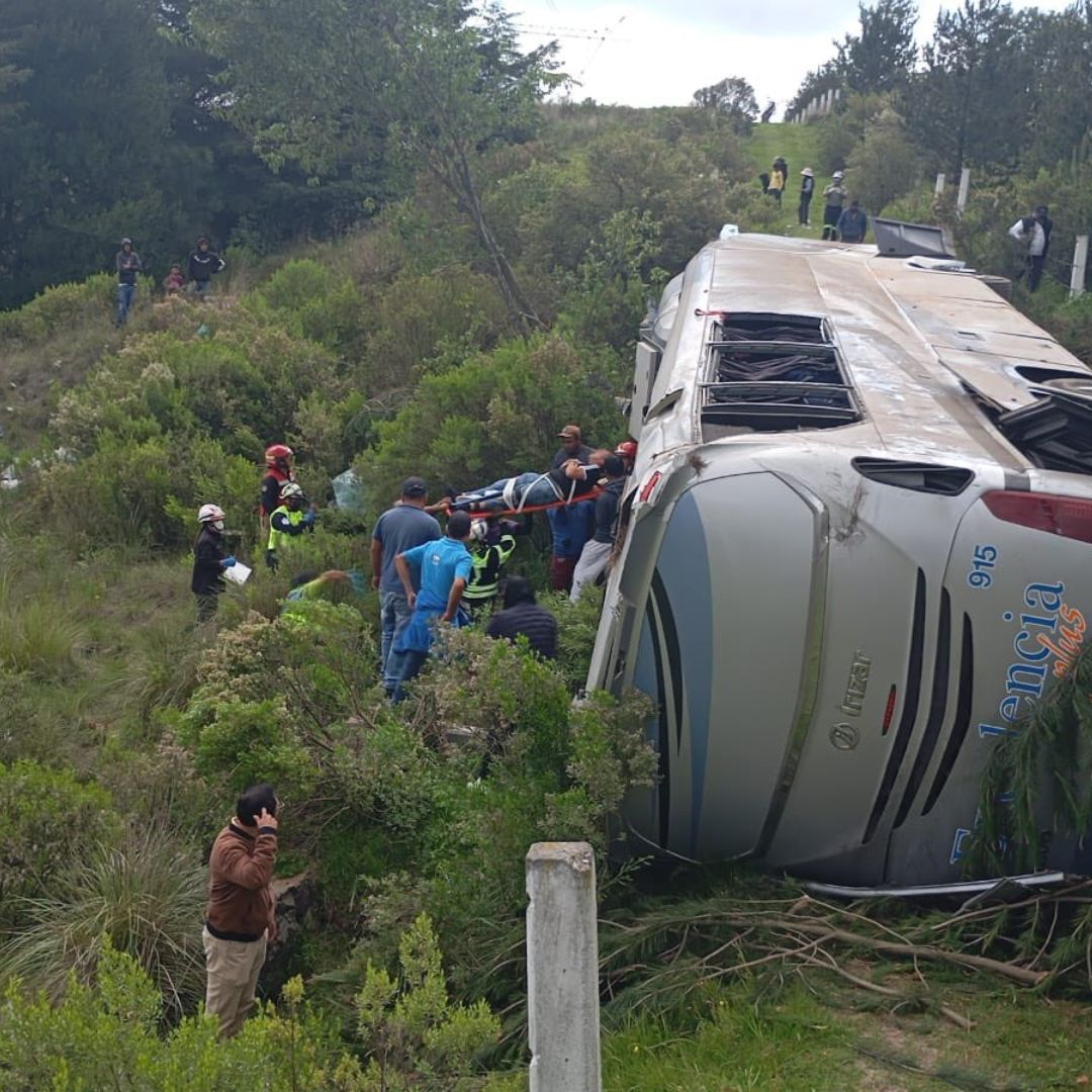 El autobús de pasajeros perdió el control y terminó en un barranco