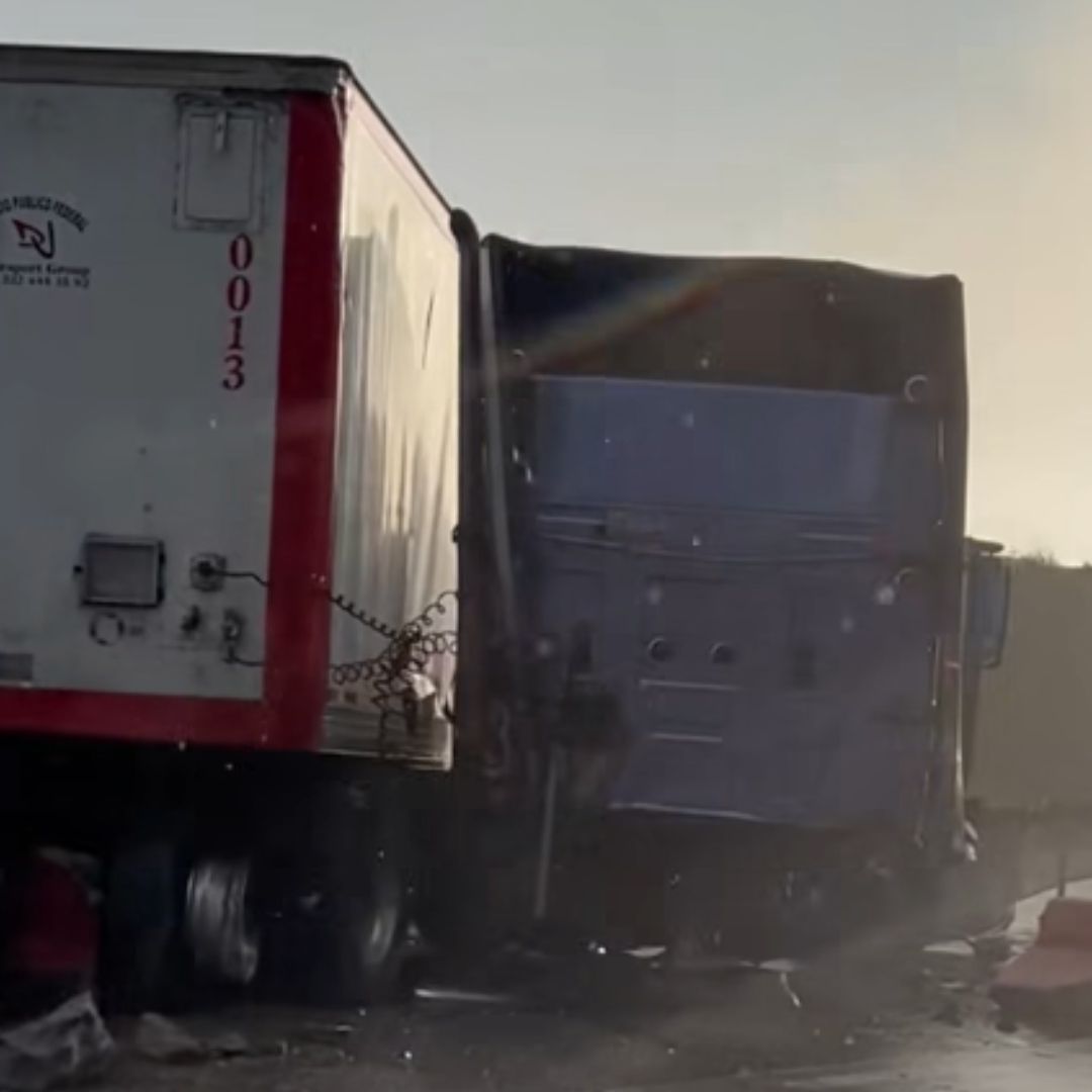 Tráiler choca contra muro de contención en Arco Norte.