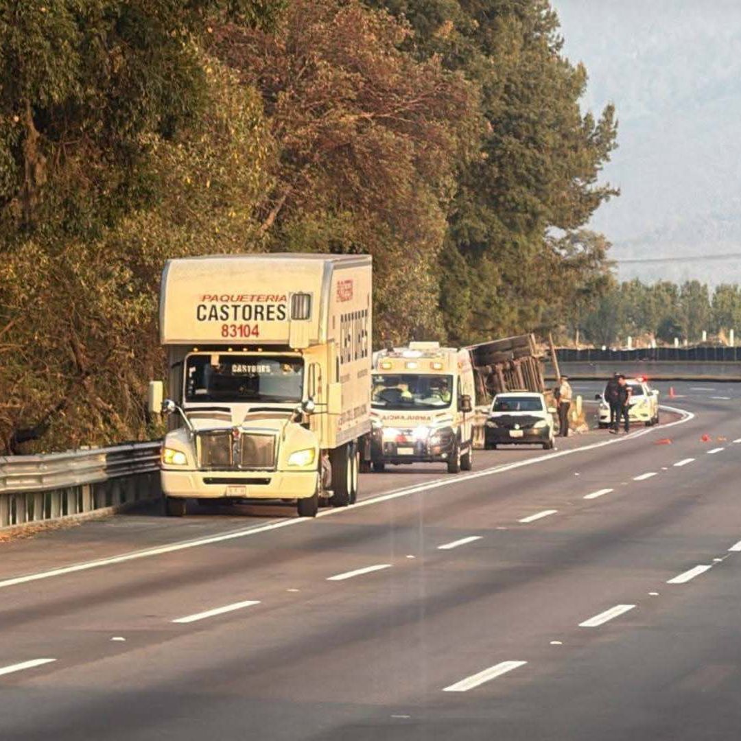 Vuelca Tráiler de Empresa de Paquetería en la Autopista México-Puebla