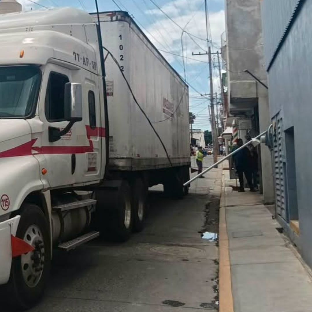 Accidente Conductor Tractocamión Daños Mufa Inmueble Calle 2 de Abril Cuautlancingo Puebla
